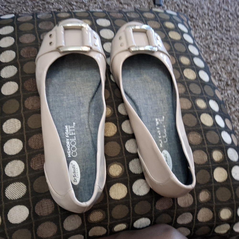 Dr. Scholl's Beige patent Flats with Gold Buckle - Picture 2 of 13